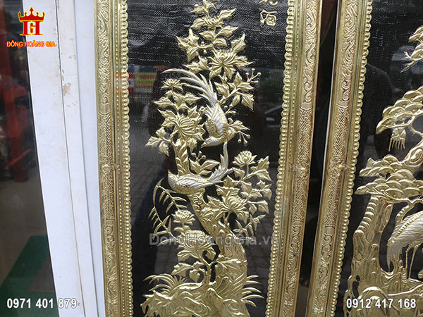 Các góc cạnh của bộ tranh tứ quý được làm thêm các lá hoa trong trí bằng đồng vàng ôm lấy phần kính bên ngoài.